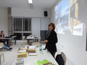 Recibimos la visita de la Arq. Sandra Lambiasse de la empresa ISOVER. Con ella pudimos aprender sobre los diferentes tipos de lanas de vidrio que tenemos disponibles, y poder dar una solución eficiente a cada proyecto. Agradecemos a la FADU-UNL por su int (FADU UNL)