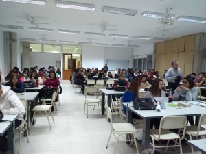 Recibimos la visita de la Arq. Sandra Lambiasse de la empresa ISOVER. Con ella pudimos aprender sobre los diferentes tipos de lanas de vidrio que tenemos disponibles, y poder dar una solución eficiente a cada proyecto. Agradecemos a la FADU-UNL por su int (FADU UNL)