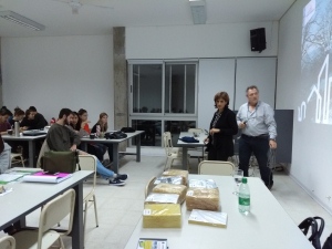 Recibimos la visita de la Arq. Sandra Lambiasse de la empresa ISOVER. Con ella pudimos aprender sobre los diferentes tipos de lanas de vidrio que tenemos disponibles, y poder dar una solución eficiente a cada proyecto. Agradecemos a la FADU-UNL por su int (FADU UNL)