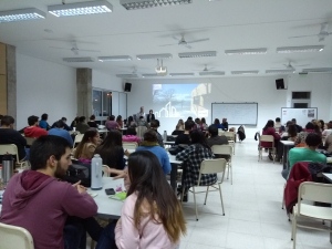 Recibimos la visita de la Arq. Sandra Lambiasse de la empresa ISOVER. Con ella pudimos aprender sobre los diferentes tipos de lanas de vidrio que tenemos disponibles, y poder dar una solución eficiente a cada proyecto. Agradecemos a la FADU-UNL por su int (FADU UNL)